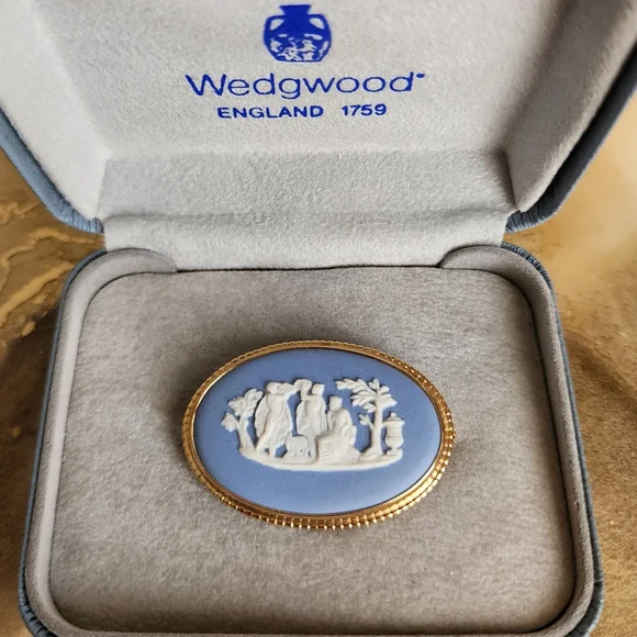 Vintage Wedgwood Jasperware Gold Plated Cameo Brooch | New in Original Box - Picture 8 of 8